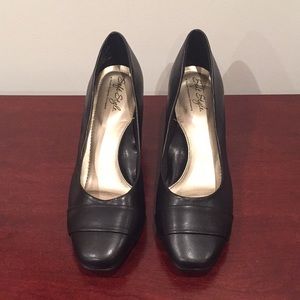 👠 Soft Style by Hush Puppies. Size 6